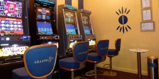 Bàn baccarat Live Casino tại hello8 với dealer trực tiếp và giao diện tiếng Việt